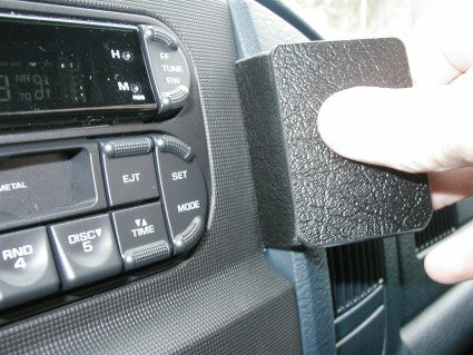 Brodit ProClip 852972 voor Dodge Ram Pick Up 2500/3500 2003-2005 en Dodge Ram Pick Up 1500 2002-2005 - montagepositie op dashboard