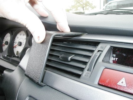 Brodit ProClip 852977 voor Mitsubishi Lancer 2004-2007 en Mitsubishi Lancer 2002-2007 - detail van dashboardmontage