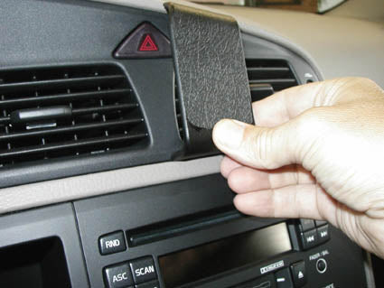 Brodit ProClip 852982 voor Volvo XC70 2000-2007, Volvo V70 N 2000-2008 en Volvo S60 2000-2010 - montagepositie op dashboard