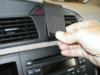 Brodit ProClip 852982 voor Volvo XC70 2000-2007, Volvo V70 N 2000-2008 en Volvo S60 2000-2010 - montagepositie op dashboard