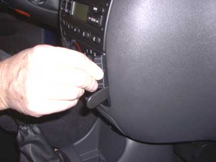 Brodit ProClip 853007 voor Ford Puma 2002-2009 en Ford Fiesta 1996-2002 - montagepositie op dashboard
