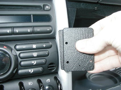 Brodit ProClip 853013 voor Mini Cooper Convertible 2001-2007 en Mini Cooper 2001-2006 - detail van dashboardmontage