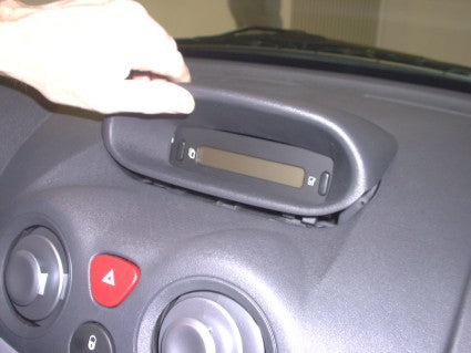 Brodit ProClip 853044 voor Citroen Pluriel 2003-2005, Citroen C3 2002-2005 en Citroen C2 2003-2005 - montagepositie op dashboard