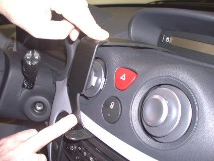 Brodit ProClip 853044 voor Citroen Pluriel 2003-2005, Citroen C3 2002-2005 en Citroen C2 2003-2005 - detail van dashboardmontage