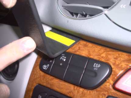 Brodit ProClip 853072 voor Mercedes Benz CLK-Class 2002-2010 en Mercedes Benz CLK-Class 2003-2010 - montagepositie op dashboard