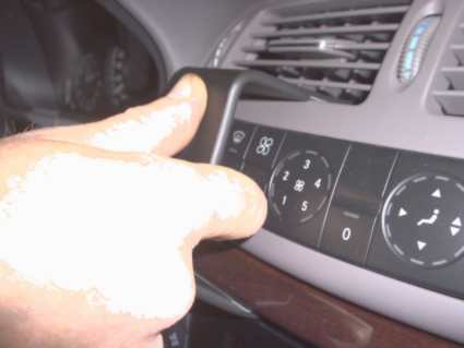 Brodit ProClip 853075 voor Mercedes Benz E-Class, Stationwagon 2004-2005, Mercedes Benz E-Class, Stationwagon 2003-2009 e.a. - detail van dashboardmontage