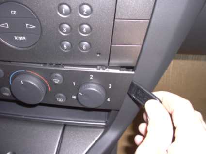 Brodit ProClip 853077 voor Opel Vectra C 2002-2010 en Opel Signum 2003-2008 - montagepositie op dashboard