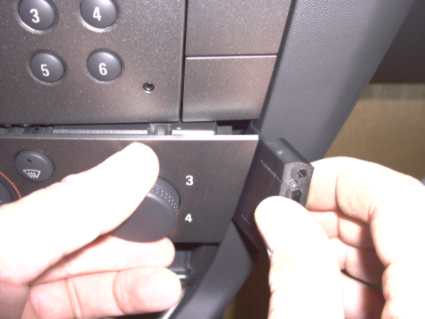 Brodit ProClip 853077 voor Opel Vectra C 2002-2010 en Opel Signum 2003-2008 - detail van dashboardmontage