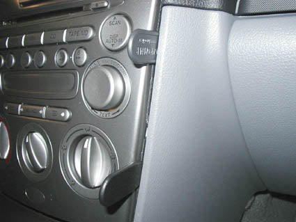 Brodit ProClip 853082 voor Mazda 6 2003-2004 en Mazda 6 2002-2007 - montagepositie op dashboard