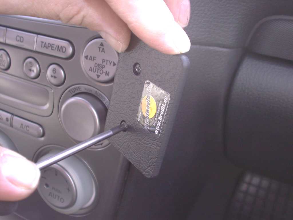 Brodit ProClip 853082 voor Mazda 6 2003-2004 en Mazda 6 2002-2007 - detail van dashboardmontage