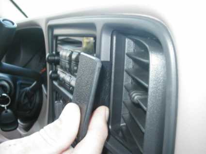 Brodit ProClip 853111 voor Cadillac Escalade EXT 2001-2002, Cadillac Escalade 2001-2002 e.a. - montagepositie op dashboard