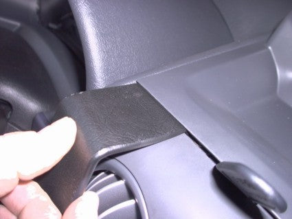 Brodit ProClip 853143 voor Citroen Berlingo II 2003-2008 en Peugeot Partner 2003-2008 - detail van dashboardmontage
