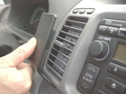 Brodit ProClip 853170 voor Toyota Camry 2002-2006 - detail van dashboardmontage