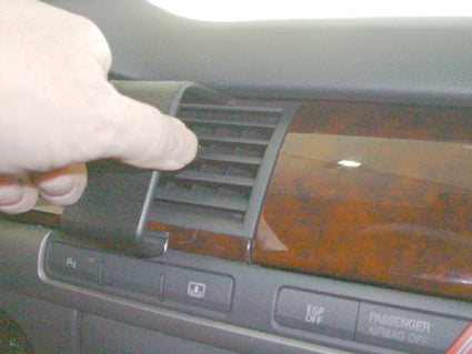 Brodit ProClip 853196 voor Audi S8 2003-2010 en Audi A8 2003-2010 - montagepositie op dashboard