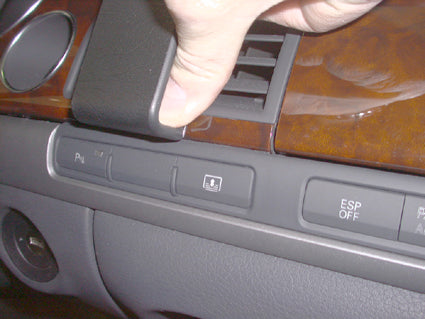 Brodit ProClip 853196 voor Audi S8 2003-2010 en Audi A8 2003-2010 - detail van dashboardmontage