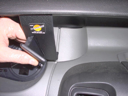 Brodit ProClip 853199 voor Nissan Primastar 2002-2010, Opel Vivaro 2002-2010 en Renault Trafic 2002-2010 - montagepositie op dashboard