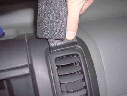 Brodit ProClip 853199 voor Nissan Primastar 2002-2010, Opel Vivaro 2002-2010 en Renault Trafic 2002-2010 - detail van dashboardmontage