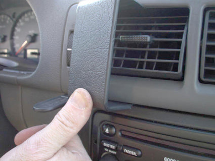 Brodit ProClip 853204 voor Ford Transit Connect 2003-2009 en Ford Tourneo Connect 2003-2009 - detail van dashboardmontage