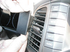 Brodit ProClip 853222 voor Lexus LX Series 2003-2007 en Toyota LandCruiser 2003-2007 - detail van dashboardmontage