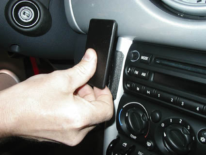 Brodit ProClip 853245 voor Mini Cooper Convertible 2001-2007 en Mini Cooper 2001-2006 - detail van dashboardmontage