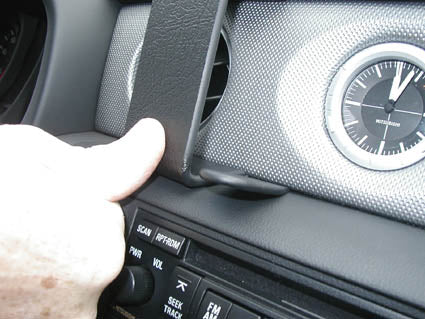 Brodit ProClip 853251 voor Mitsubishi Outlander 2003-2006 - detail van dashboardmontage