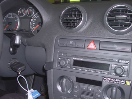 Brodit ProClip 853269 voor Audi S3 2005-2007, Audi S3 2003-2006 e.a. - montagepositie op dashboard