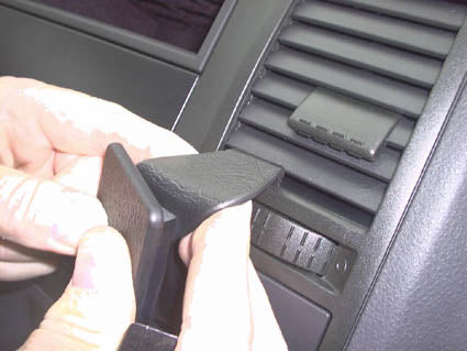 Brodit ProClip 853277 voor Volkswagen T5 Transporter/Pickup 2003-2009, Volkswagen Shuttle 2003-2010 en Volkswagen Caravelle 2004-2009 - detail van dashboardmontage