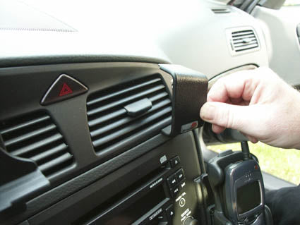 Brodit ProClip 853295 voor Volvo XC70 2000-2007 en Volvo V70 N 2000-2008 - montagepositie op dashboard