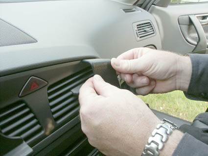 Brodit ProClip 853295 voor Volvo XC70 2000-2007 en Volvo V70 N 2000-2008 - detail van dashboardmontage