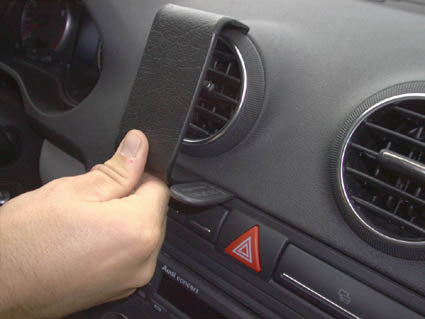 Brodit ProClip 853296 voor Audi S3 2003-2006, Audi S3 2005-2007 e.a. - detail van dashboardmontage