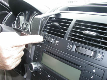Brodit ProClip 853298 voor Volkswagen Touareg 2004-2010 en Volkswagen Touareg 2003-2009 - ProClip geplaatst in het voertuig