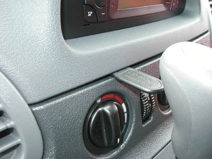 Brodit ProClip 853299 voor Dodge Sprinter 2002-2006, Freightliner Sprinter 2002-2006 en Mercedes Benz Sprinter 2000-2006 - montagepositie op dashboard