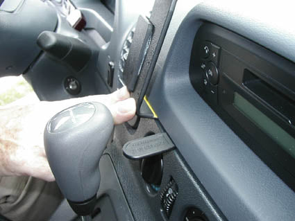 Brodit ProClip 853299 voor Dodge Sprinter 2002-2006, Freightliner Sprinter 2002-2006 en Mercedes Benz Sprinter 2000-2006 - detail van dashboardmontage