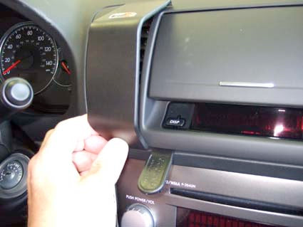 Brodit ProClip 853346 voor Subaru Outback 2004-2009 en Subaru Legacy 2004-2009 - montagepositie op dashboard
