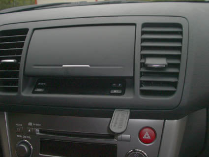Brodit ProClip 853350 voor Subaru Outback 2004-2009 en Subaru Legacy 2004-2009 - montagepositie op dashboard