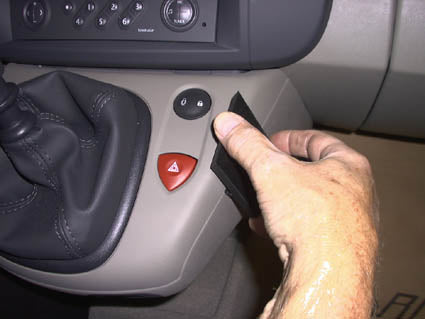 Brodit ProClip 853352 voor Renault Scénic 2004-2009 - montagepositie op dashboard