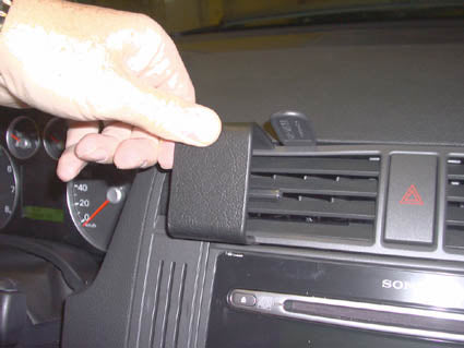 Brodit ProClip 853353 voor Ford Kuga 2008-2012 en Ford C-Max 2004-2010 - detail van dashboardmontage