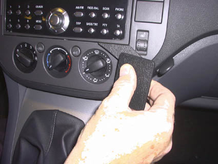 Brodit ProClip 853354 voor Ford Kuga 2008-2012 en Ford C-Max 2004-2010 - montagepositie op dashboard