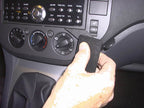 Brodit ProClip 853354 voor Ford Kuga 2008-2012 en Ford C-Max 2004-2010 - montagepositie op dashboard