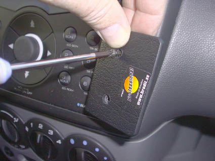 Brodit ProClip 853357 voor Subaru G3X Justy 2004-2007 en Suzuki Ignis 2004-2009 - detail van dashboardmontage