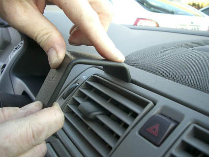 Brodit ProClip 853360 voor Volvo V50 2004-2012, Volvo S40 2004-2012 e.a. - montagepositie op dashboard