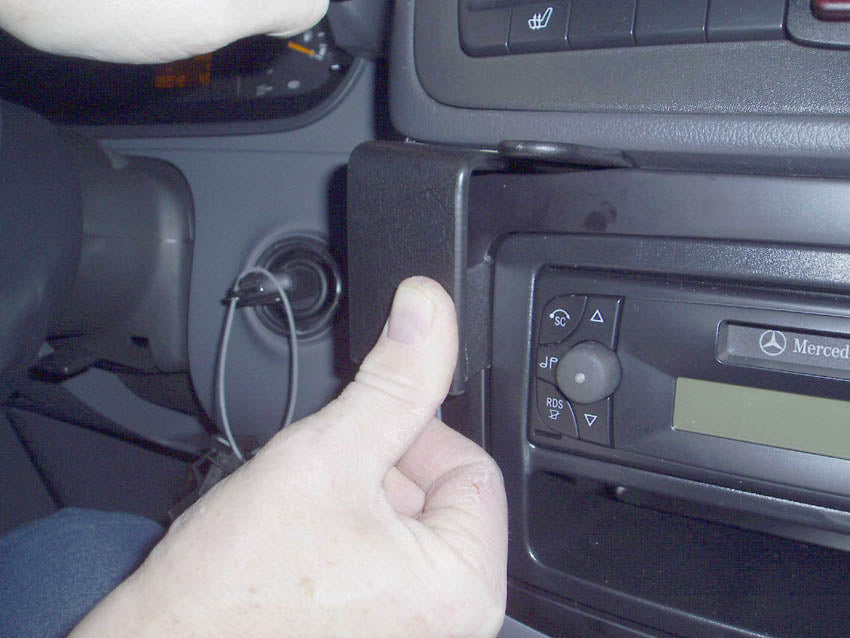Brodit ProClip 853365 voor Mercedes Benz Vito 2004-2006, Mercedes Benz Viano 2004-2006 en Mercedes Benz V-Class 2004-2006 - montagepositie op dashboard