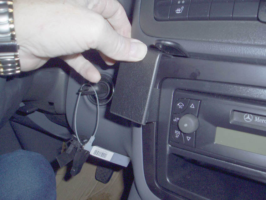 Brodit ProClip 853365 voor Mercedes Benz Vito 2004-2006, Mercedes Benz Viano 2004-2006 en Mercedes Benz V-Class 2004-2006 - ProClip geplaatst in het voertuig