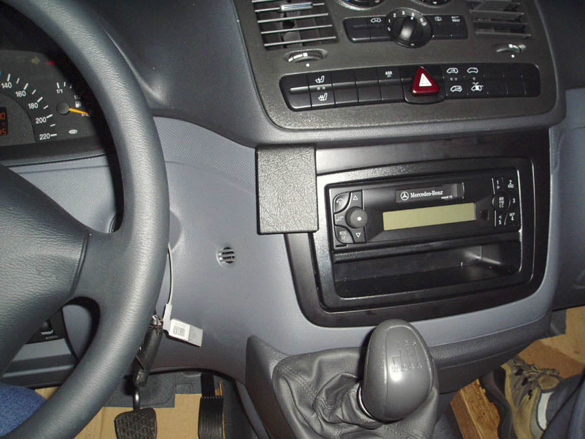 Brodit ProClip 853365 voor Mercedes Benz Vito 2004-2006, Mercedes Benz Viano 2004-2006 en Mercedes Benz V-Class 2004-2006 - installatiepositie