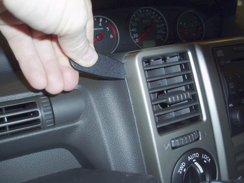 Brodit ProClip 853367 voor Nissan X-Trail 2004-2007 - montagepositie op dashboard