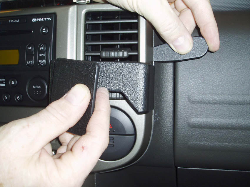 Brodit ProClip 853368 voor Nissan X-Trail 2004-2007 - montagepositie op dashboard