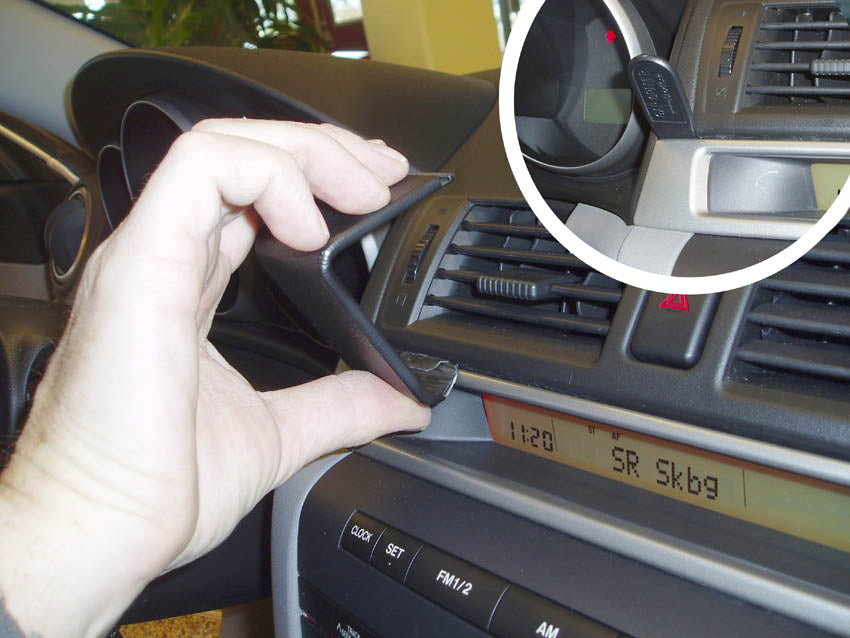 Brodit ProClip 853370 voor Mazda 3 2004-2009 - montagepositie op dashboard