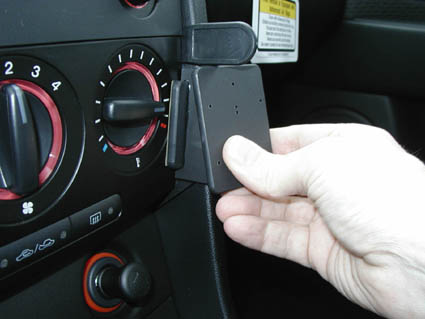 Brodit ProClip 853371 voor Mazda 3 2004-2009 - detail van dashboardmontage