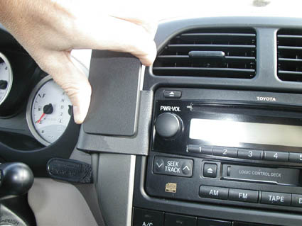 Brodit ProClip 853377 voor Toyota RAV 4 2004-2005 - detail van dashboardmontage