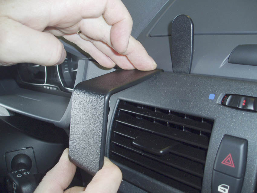 Brodit ProClip 853407 voor BMW X3 2004-2010 - montagepositie op dashboard